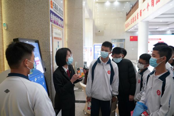 法官助理朱美如带领学生参观诉讼服务大厅4。