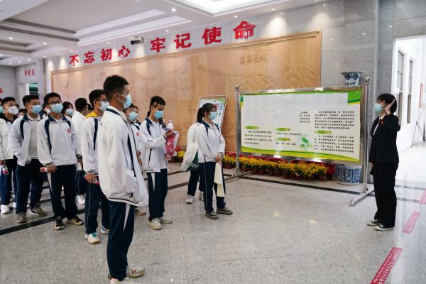 法官助理朱美如带领学生参观诉讼服务大厅1。