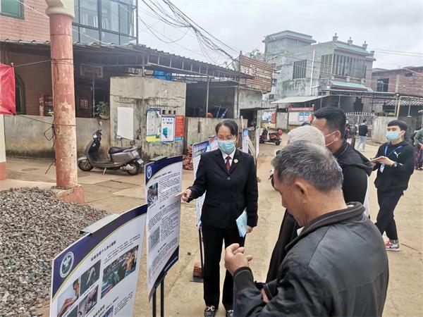 检察干警结合实际案例向群众讲解毒品的类型及危害性，以及常见的涉及毒品的法律法规等禁毒知识