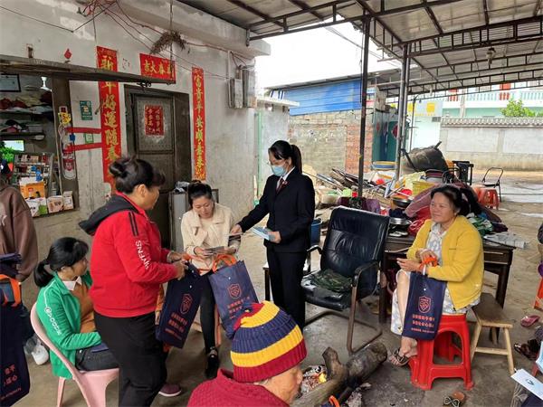 检察干警向群众发放禁毒宣传手册