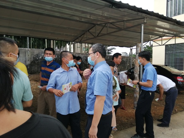 检察干警通过发放法律宣传手册、面对面普法等方式向群众大力宣传”两法一规定“法律知识
