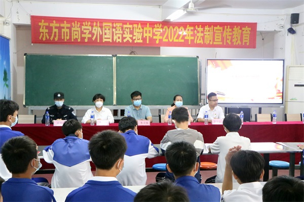 图为新村海岸派出所民警到辖区中学开展法制宣传