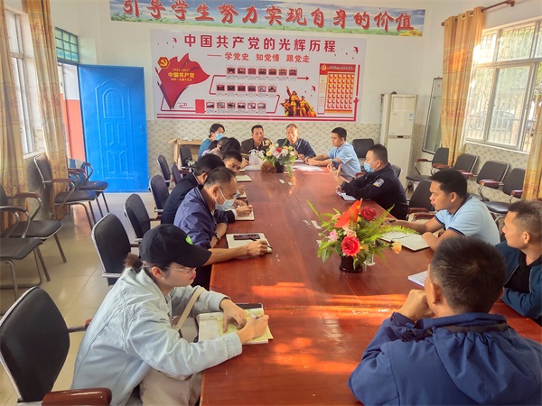 图为海尾海岸派出所组织学校教师召开未成年人教育保护工作座谈会