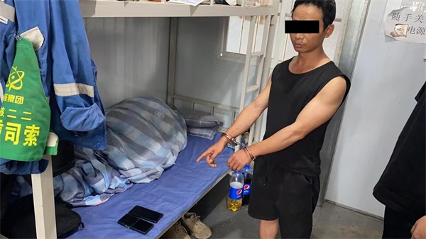 图为嫌疑人于某指认作案现场1
