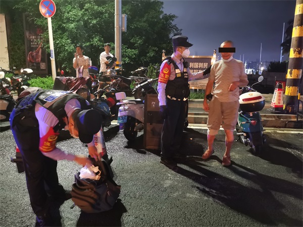 图为红岛海岸派出所在现场处置可疑人员持刀寻衅滋事警情1