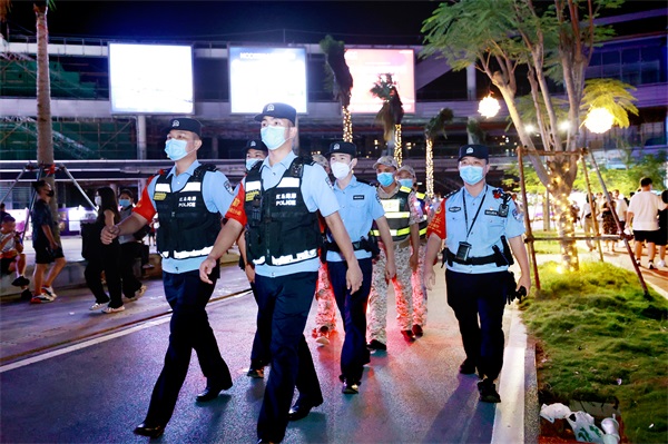 图为红岛海岸派出所民警组织海岸巡逻队开展日常训练
