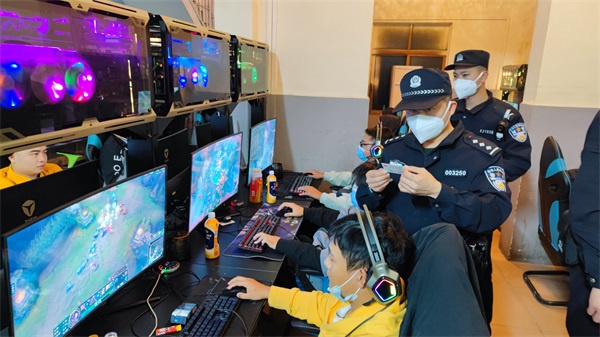 图为马村海岸派出所民警对辖区网吧开展治安清查