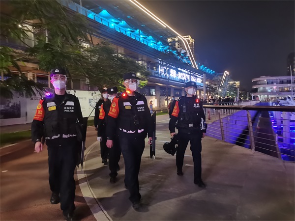 图为红岛海岸派出所民警在华彩海口湾广场开展巡逻