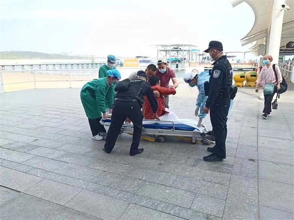 图为民警在蜈支洲景区及时救助突发疾病老人