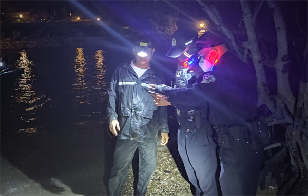 图为民警夜间开展港口清查行动
