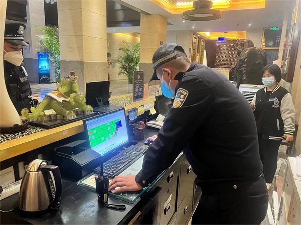 图为民警对辖区旅租人员入住情况进行检查