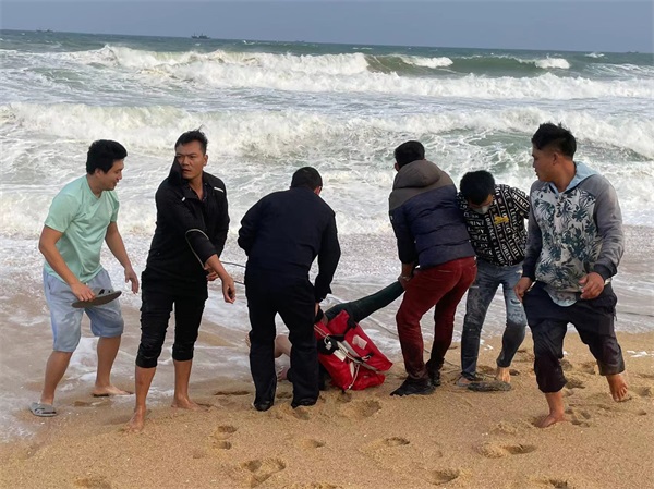 图为民警联合群众和将遇险渔民转移上岸