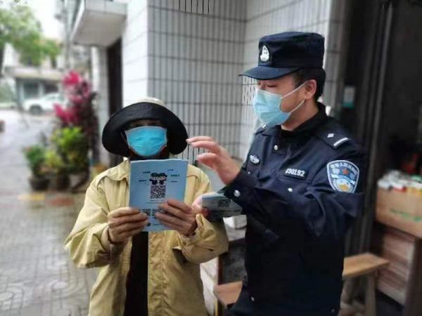5图为海岸警察总队第二支队民警开展“警察节”主题宣传活动1