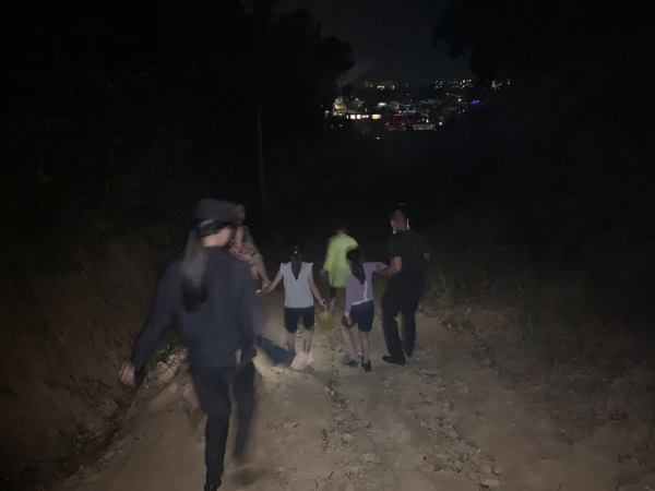 图为民警护送遇险人员返回安全区域