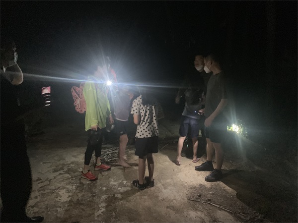 图为民警向4名迷路遇险人员了解相关情况