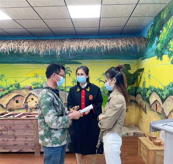 图4：琼中法院家事审判法官利用独特民族文化化解离婚纠纷案件。（刘慧静摄）