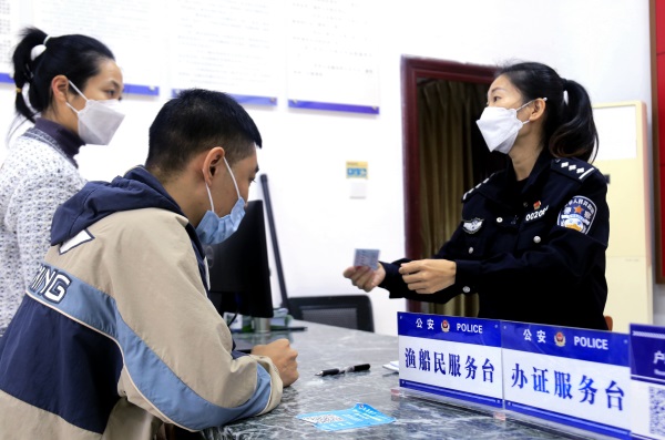 龙楼海岸派出所民警热情为辖区群众办理户籍业务。代龙超摄