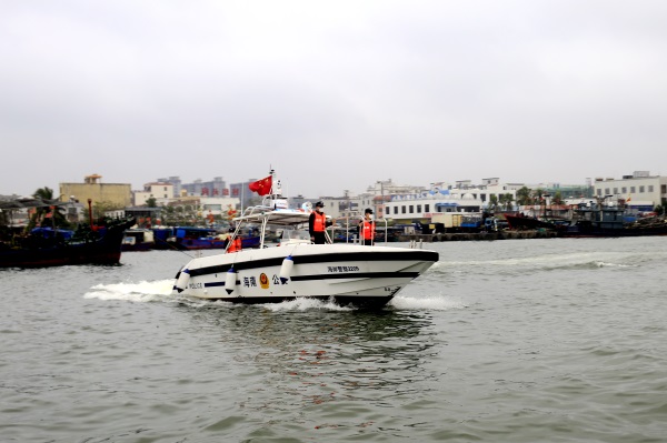清澜海岸派出所民警驾驶执法艇在港口海域巡逻，力保回港过节渔船财产安全。代龙超摄2
