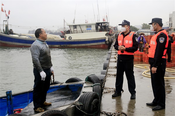 清澜海岸派出所民警提醒渔船民注意节日期间的防火防盗等安全工作。代龙超摄