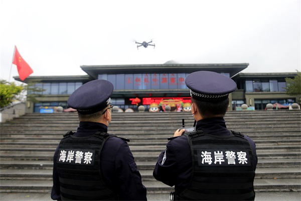 龙楼海岸派出所民警利用无人机开展景区空中巡逻。代龙超摄