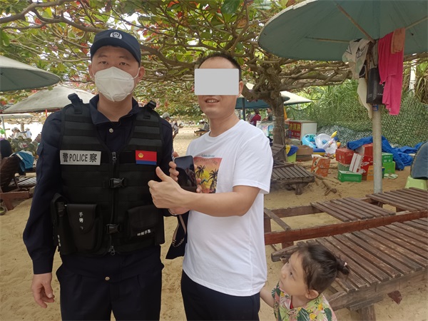 图为民警帮助游客寻回遗失的手机