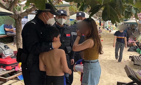 图为民警帮助游客找回走失儿童