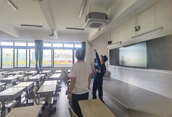 检查教师消防安全情况现场