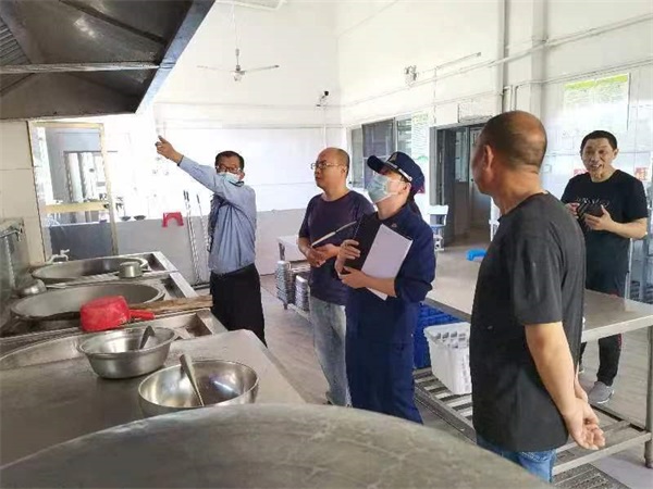检查厨房消防安全情况现场