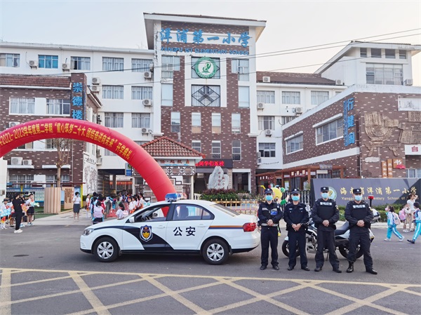 新英湾海岸派出所护航开学第一天