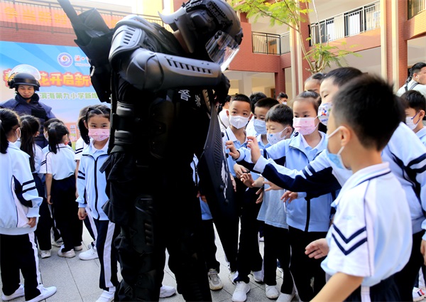 省公安厅海岸警察总队第一支队特警大队队员给小朋友送上开学一份大礼：“零距离”参观体验特警队员警械和执勤装备。代龙超摄 (4)