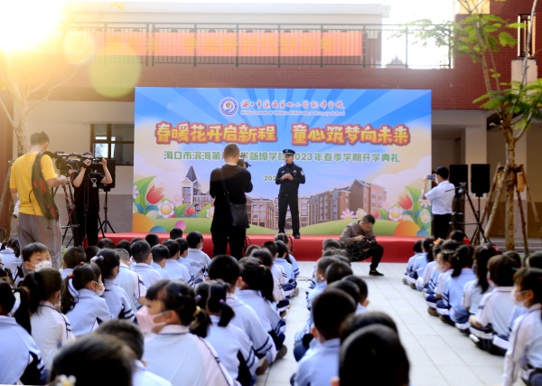 新埠海岸派出所开展安全教育进校园，上好法治“开学第一课”。代龙超摄