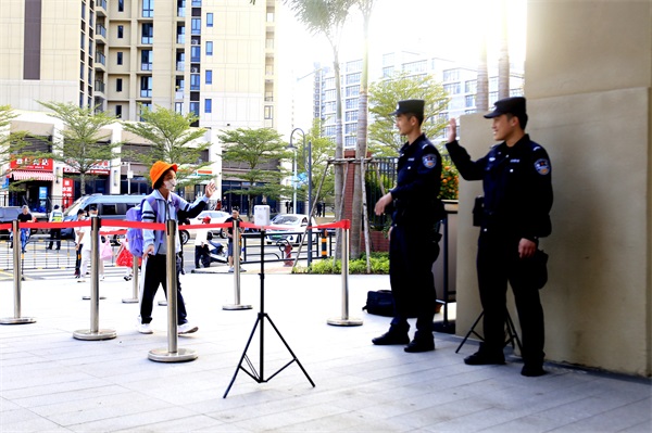 新埠海岸派出所民警站好“护学岗”，守护“平安路”。图为开学第一天小朋友与民警打招呼。代龙超摄。
