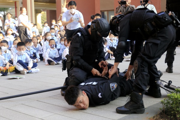 省公安厅海岸警察总队第一支队特警大队队员开展校园突发事件处置演练，提升校园处置突发事件的能力和水平。代龙超摄