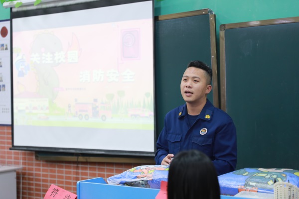 消防宣讲员给初一（7）班同学上消防安全课 (1)
