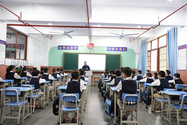消防宣讲员给五年（1）班同学上消防安全课 (2)