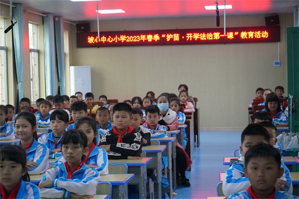 2023-02-15 屯昌法院法官助理朱美如到坡心中心小学开展法治进校园活动 (1)