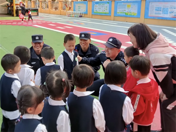 图为望楼港海岸派出所组织民辅警深入辖区中小学开展护校安全