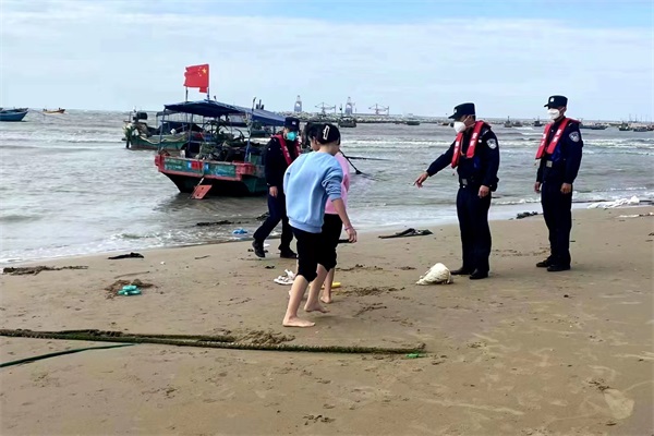 图为佛罗海岸派出所在龙沐湾向群众宣传防溺水知识