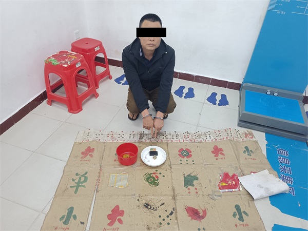 符某龙指认作案工具