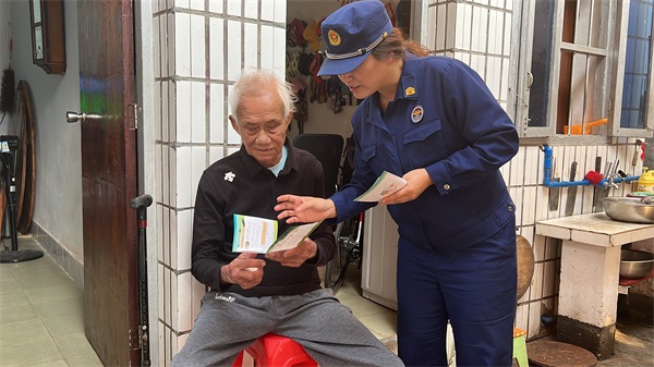 王壮妍向老人普及消防安全知识