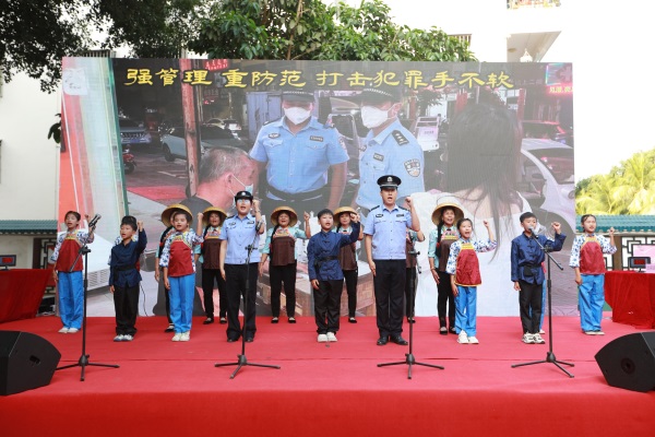 图为疍家歌曲“警民团结一家亲”歌曲演唱
