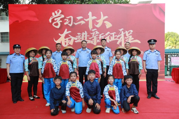 图为活动合影