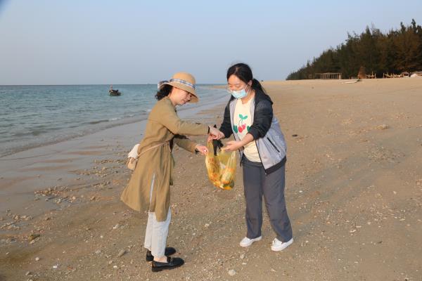 干警们到海尾镇沙渔塘村开展清理海岸垃圾志愿服务活动