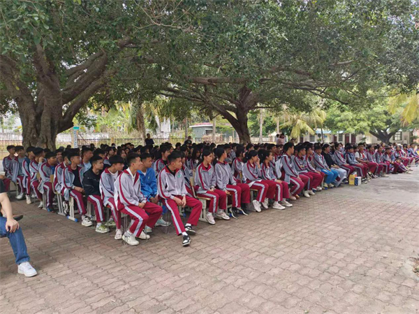 该校全体师生参加此次普法活动