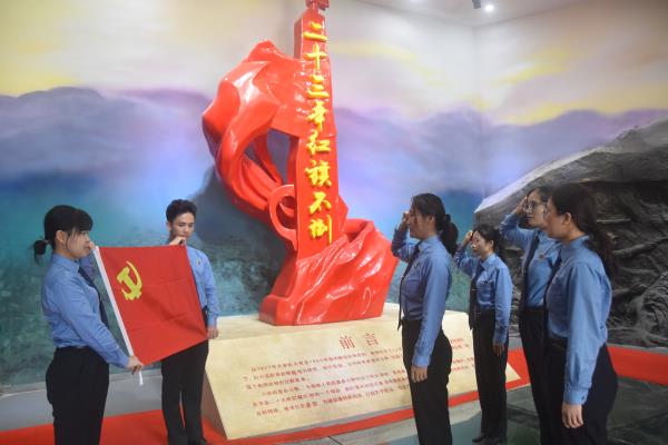 党员重温入党誓词