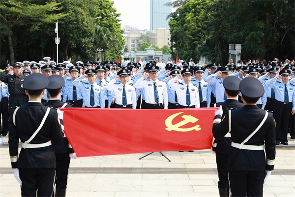 4月4日上午，海口市公安局组织民警代表130余人来到解放海南岛战役烈士陵园开展“致敬·缅怀·奋进”英烈纪念活动。