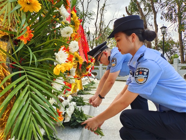 图为第四支队民辅警向革命英烈敬献鲜花
