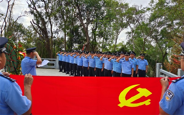 图为第四支队民辅警在纪念碑前重温入党誓词