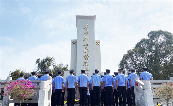 图为民警在梅山革命烈士陵园祭奠英烈