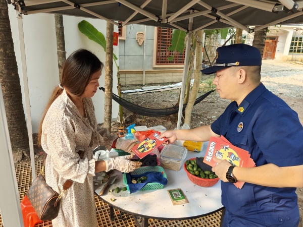 消防宣传员向村民发放消防知识手册并讲解消防安全知识现场（4）